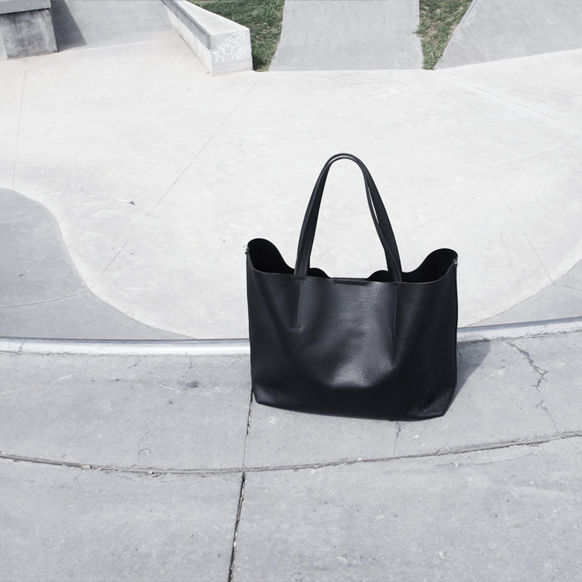 MACKENZIE83 CMACK TOTE HORWEEN VEGETABLE TANNED LEATHER BLACK GRAVEL