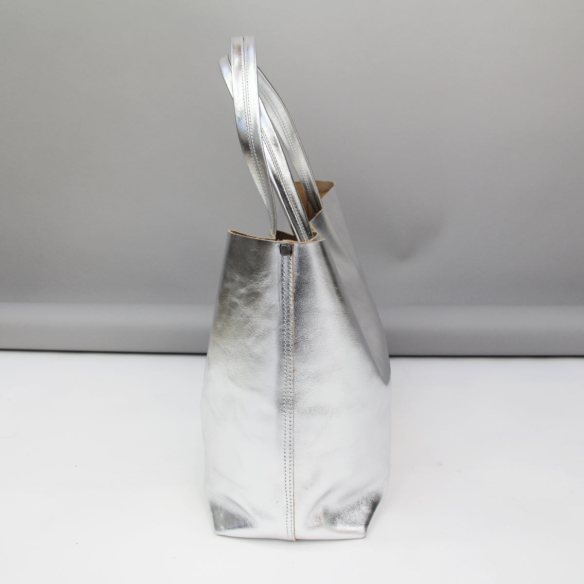 MACKENZIE83 CMACK TOTE SILVER METALLIC AMERICAN LEATHER SIDE VIEW