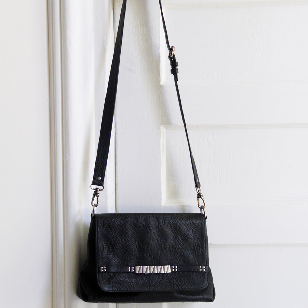 MACKENZIE83 CROSSBODY HANDBAG BLACK AMERICAN SNAKE EFFECT VEGETABLE TANNED LEATHER