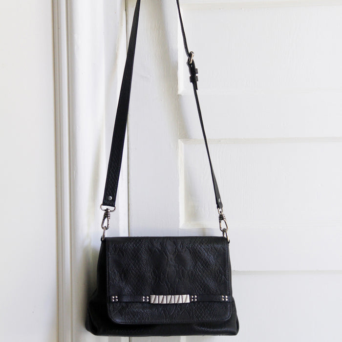MACKENZIE83 CROSSBODY HANDBAG BLACK AMERICAN SNAKE EFFECT VEGETABLE TANNED LEATHER