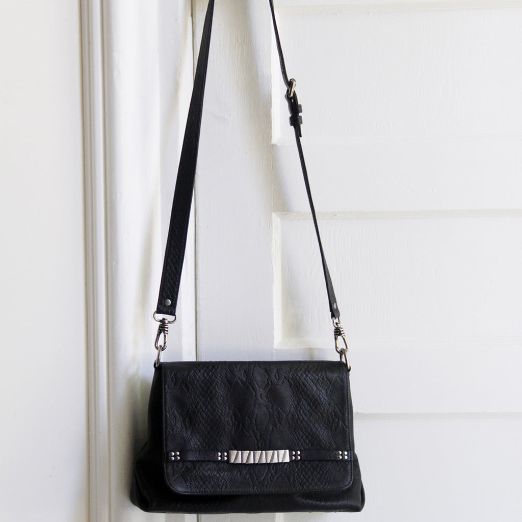 MACKENZIE83 CROSSBODY HANDBAG BLACK AMERICAN SNAKE EFFECT VEGETABLE TANNED LEATHER